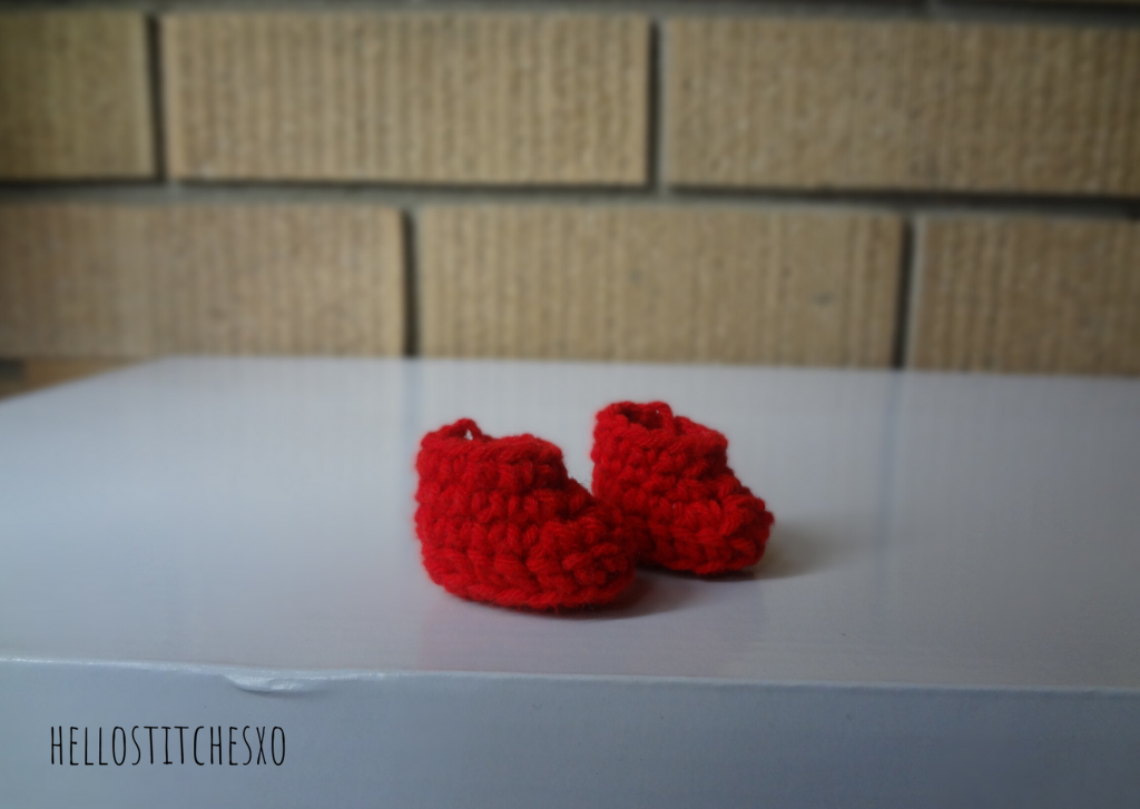 crochet red shoes